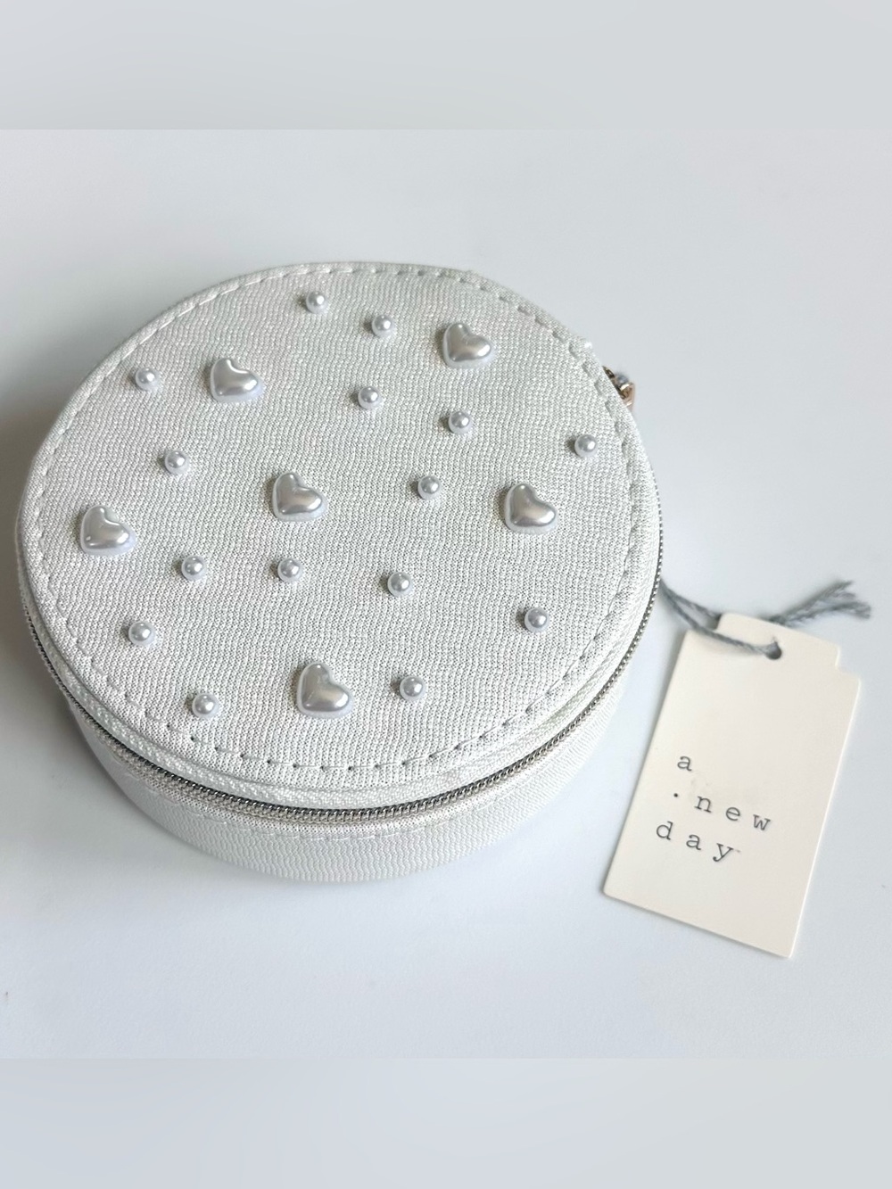 NWT a new day White Round Heart & Pearl Stud Jewelry Case